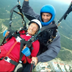 104-year-old sets paragliding record